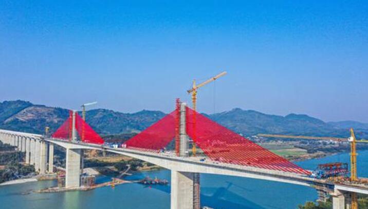 大跨(kuà)徑公路預(yù)應力混凝(níng)土斜(xié)拉橋培森柳江(jiāng)特大橋斜拉索(suǒ)施工完(wán)成(chéng)