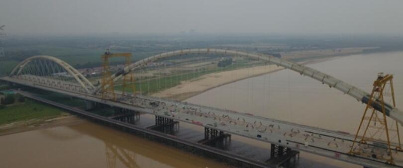 齊魯(lǔ)黃河大橋(qiáo)420米主跨吊索開(kāi)始安裝，又創(chuàng)一個橋梁建設“世(shì)界第一(yī)”