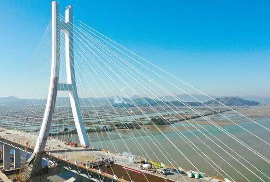 牛田洋特(tè)大橋主橋(qiáo)開始(shǐ)橋面系施(shī)工