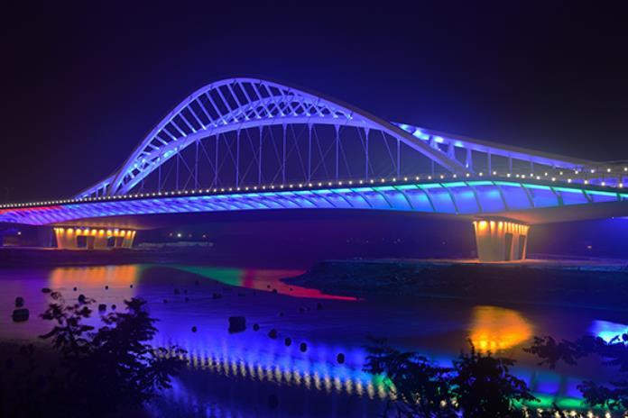 威(wēi)海首座(zuò)大型(xíng)景觀大橋(qiáo)石家河(hé)公園大(dà)橋亮(liàng)化工(gōng)程完(wán)成