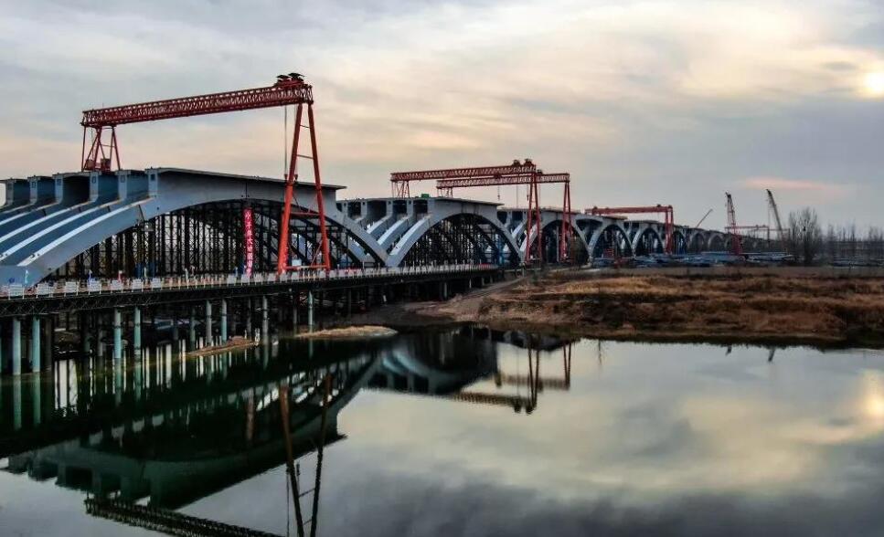 全國(guó)最大(dà)上承式鋼箱連拱橋(qiáo)——白溝河特大橋已進(jìn)入通車倒(dǎo)計時