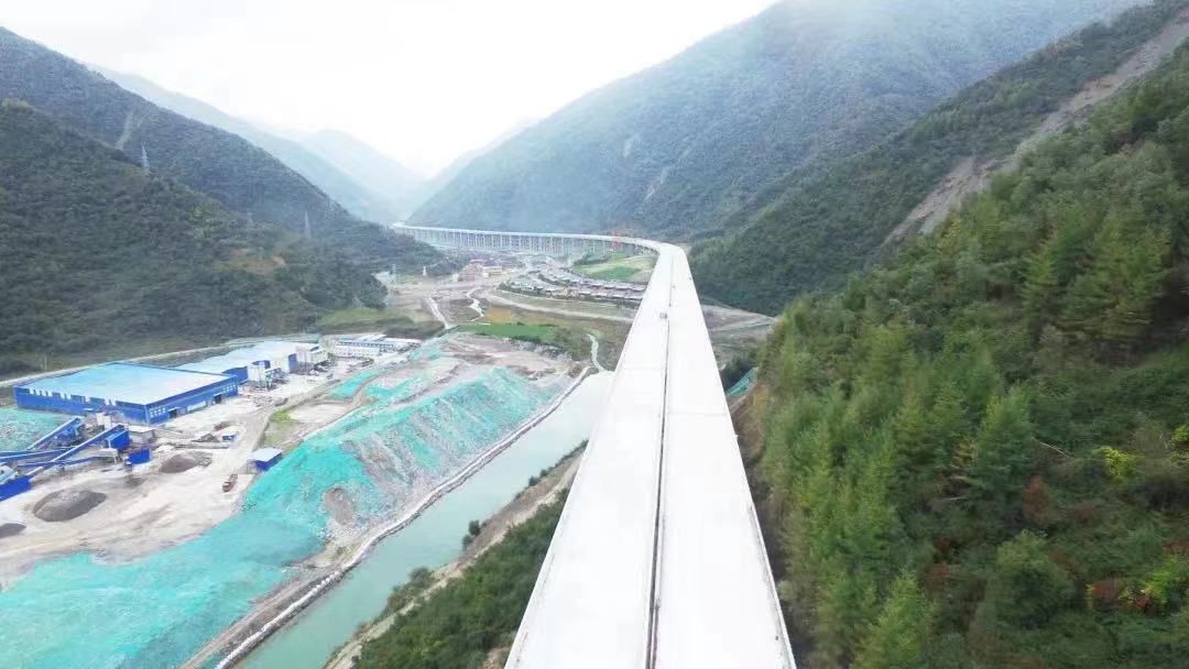 九綿高速(sù)全線難度(dù)最大剛構(gòu)橋(qiáo)厄哩村(cūn)特大(dà)橋主橋雙(shuāng)幅合龍