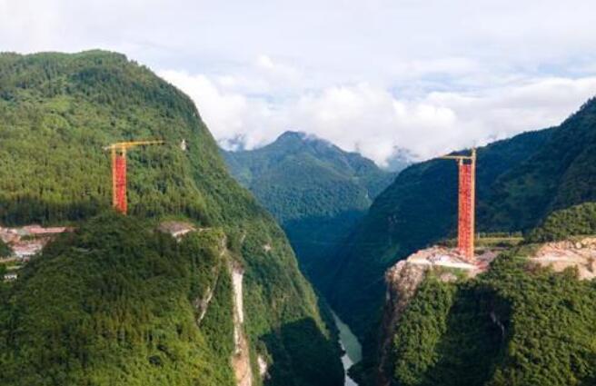 湖北宜來(lái)高速溇水(shuǐ)河特大(dà)橋完成(chéng)扣塔建設(shè)